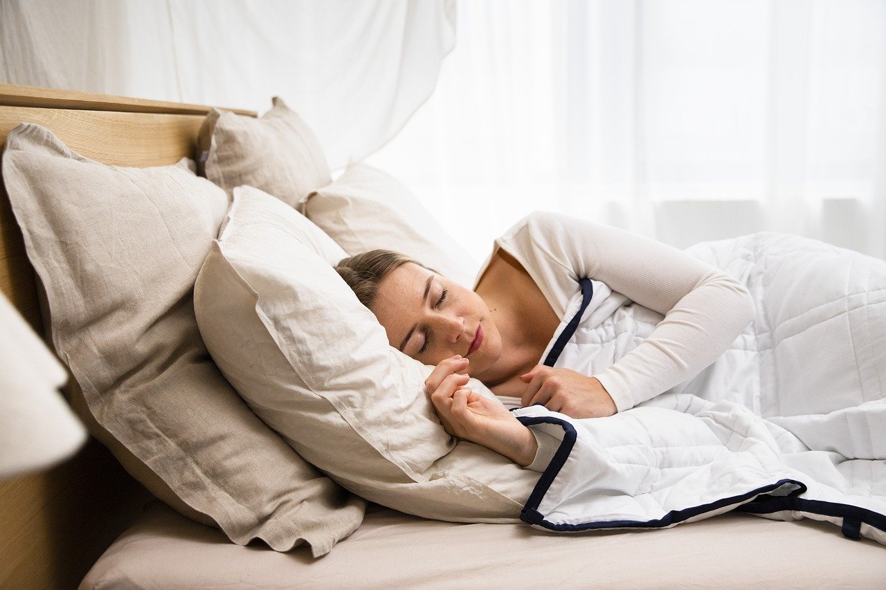 Femme qui dort paisiblement pour contextualiser l'effet du CBN sur le sommeil