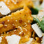 Graines de chanvre toastées sur une salade