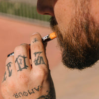 Homme utilisant une cartridge CBD