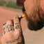 Homme utilisant une cartridge CBD