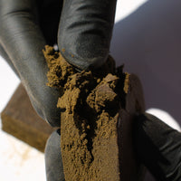 Zoom sur résine CBD brune 25% inspirée du Maroc