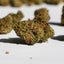 Zoom sur Strawberry CBD Medium Buds bien manucurées avec pistils orange